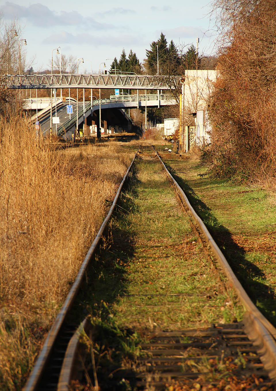 Prakticky celá, přes 500 m dlouhá stanice se nacházela v přímém úseku. Pouze jižní zhlaví už zasahovalo do oblouku, kterým se trať stáčela k Černým Polím.