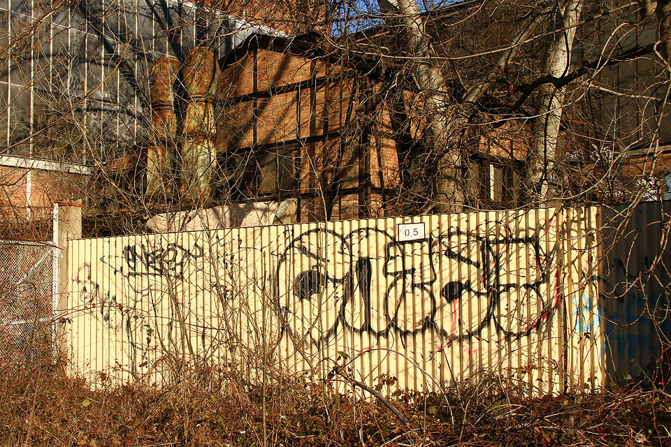 Ve vlečkovém km 0,5 se za plotem nachází vzhledově přitažlivé hrázděné provozní budovy Královopolské strojírny.