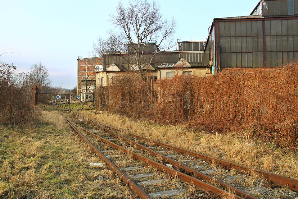 Pokračujeme opět po kolejišti bývalé stanice, neboť vlečce v jejím původním i současném rozsahu se věnuje <a href=/Tema/Vle%C4%8Dka%20Brno-Kr%C3%A1lovo%20Pole%20-%20stroj%C3%ADrna>jiný článek</a>.