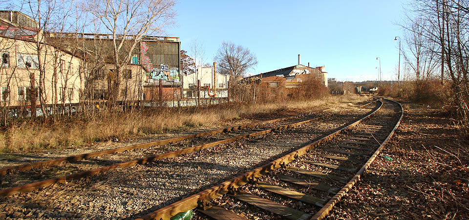 Možná právě tady odbočovala kolej <a href=http://spravnym.smerem.cz/Tema/Vle%C4%8Dka%20Kr%C3%A1lovo%20Pole%20-%20vojensk%C3%A9%20sklady>vlečky do Montursdepa</a>, po které nezbyla ani stopa.