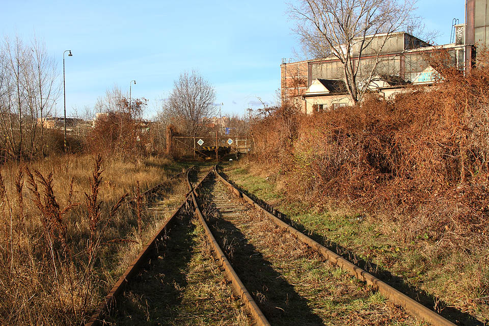 Šestá brána na <a href=/Tema/Vle%C4%8Dka%20Brno-Kr%C3%A1lovo%20Pole%20-%20stroj%C3%ADrna>strojírenské vlečce</a>, vpravo kolej k sedmé bráně, vlevo spojovací kolej ústící výhybkou č. 102 do staniční koleje č. 101.