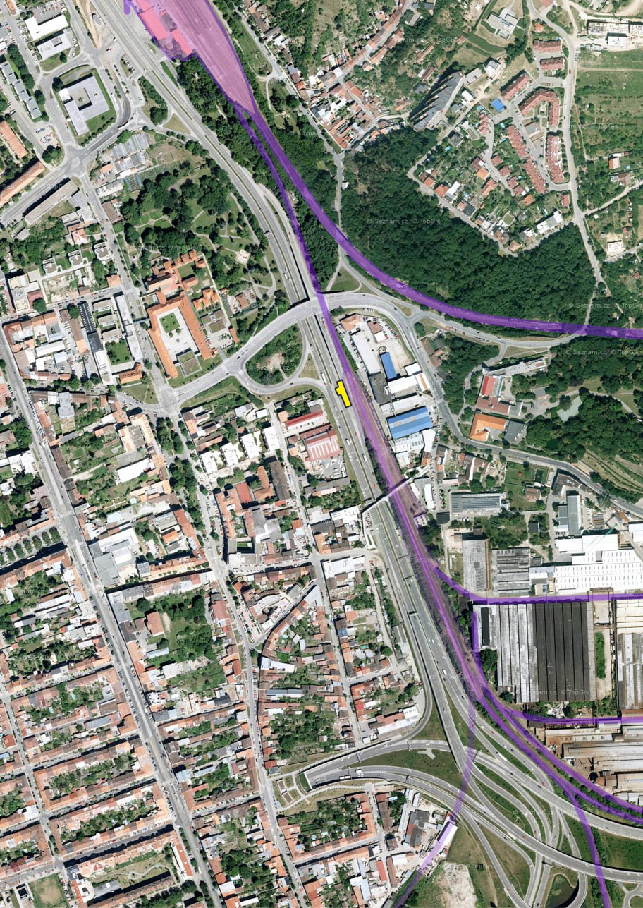 Nejstálejším prvkem v okolí je tak areál Královopolské strojírny, který se mění jen velmi pomalu. V roce 2016 tak díky strojírně přežívá staré nádraží s <a href=/Tema/Vle%C4%8Dka%20Brno-Kr%C3%A1lovo%20Pole%20-%20stroj%C3%ADrna>pletencem strojírenských vleček</a>, i když na místě jižního zhlaví vyrostla obludná dálniční křižovatka a <a href=/Tema/Vle%C4%8Dka%20Brno-Kr%C3%A1lovo%20Pole%20-%20tepl%C3%A1rna>vlečka do cihelny (a později teplárny) Červený mlýn</a> musela být přeložena cca o 100 m na východ (pravý dolní roh snímku). Na místě staniční budovy dnes burácí přetížené kamiony.