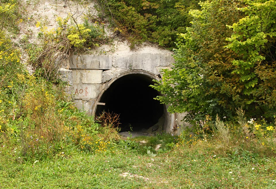 Ve vstupu do štoly překvapivě nebrání vůbec nic.