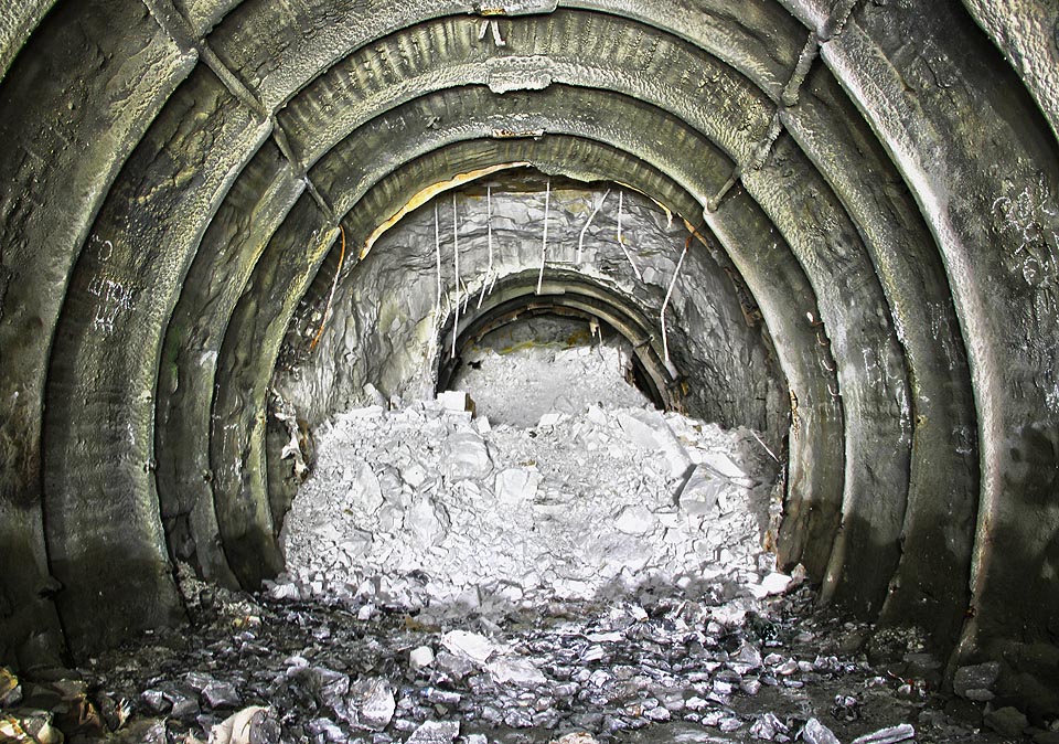 První menší zával tvořený běloskvoucí křídovou horninou.