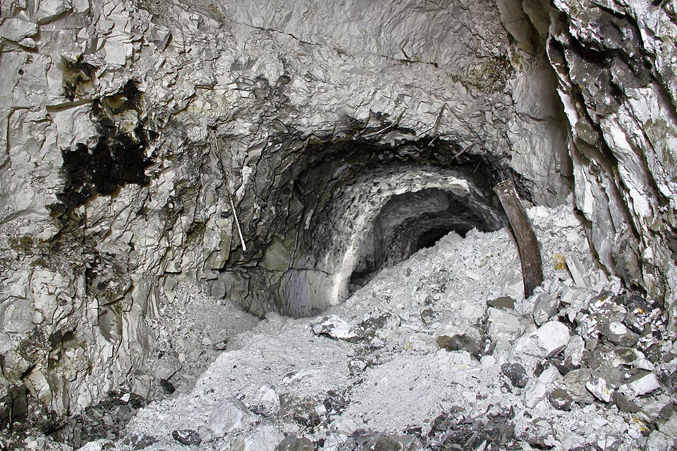 Následuje série menších závalů v nevydřevené části štoly. Jako hornina je křída jen málo pevná a opuštěné hlubinné doly rychle mizí zasypány.