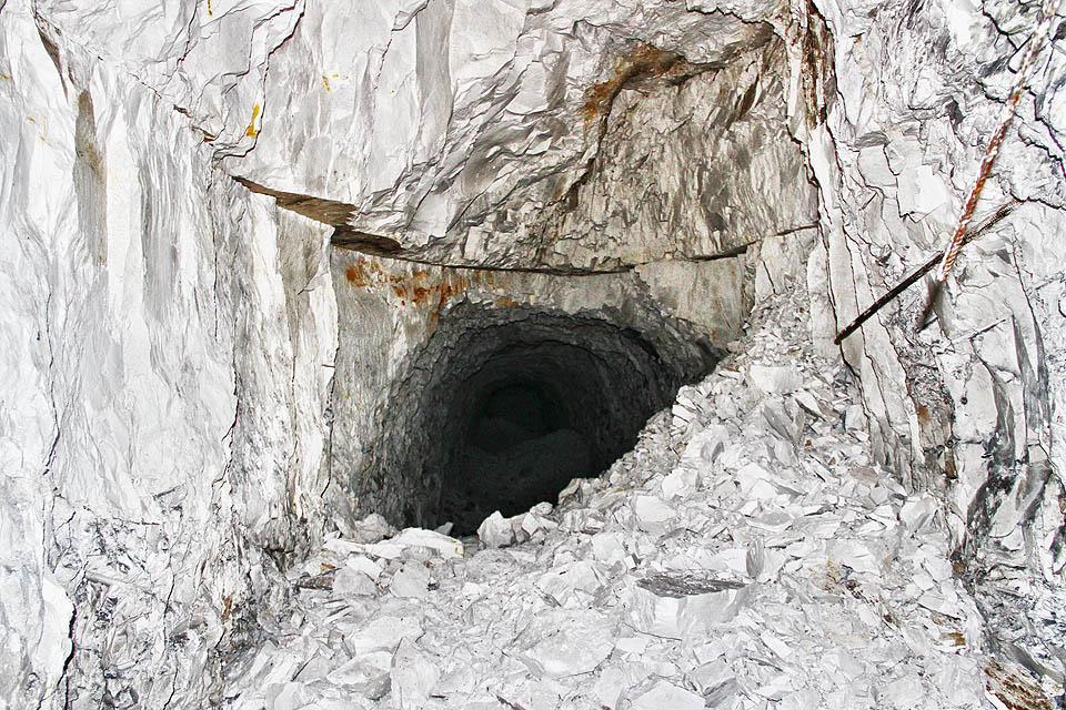 Závaly ve štole je možné postupně přelézat a současně se barvit víc a víc na bílo.