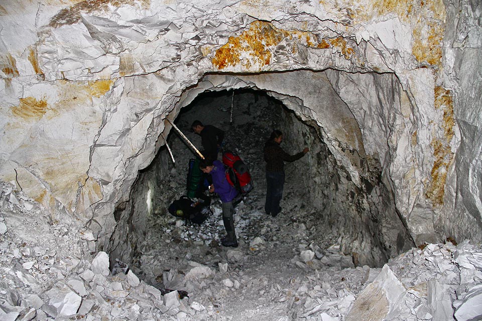 Studenti si v dole mohou nalámat křídu ke psaní na celý semestr.