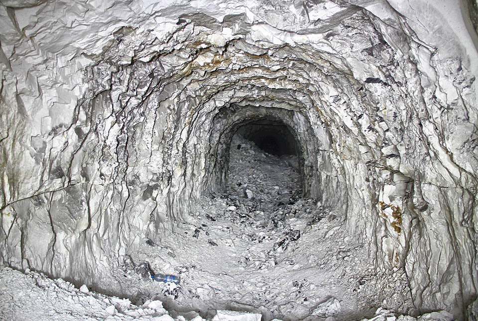 Barvy byste ve skutečném křídovém dole hledali marně. Všechny odstíny šedé kreslí do prostoru bílá křída a černá tma.