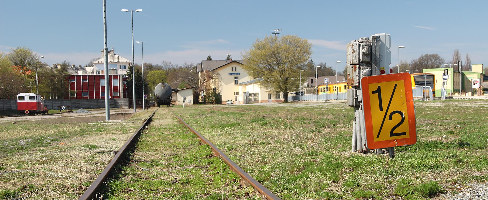 U vjezdu na manipulační kolej č. 13 se nachází na české železnici neobvyklá návěst nakazující jízdu maximální rychlostí 5 km/h.