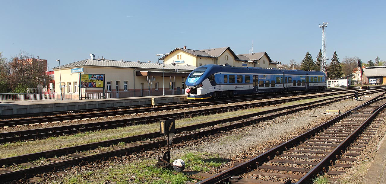 Osobní vozbu na neelektirifkované trati Z Hulína do Kojetína, jejímž je Kroměříž středem, zajišťovaly v roce 2017 zejména <a href=/Tema/Motorov%C3%A1%20jednotka%20%C5%99ady%20844>polské jednotky řady 844</a>.