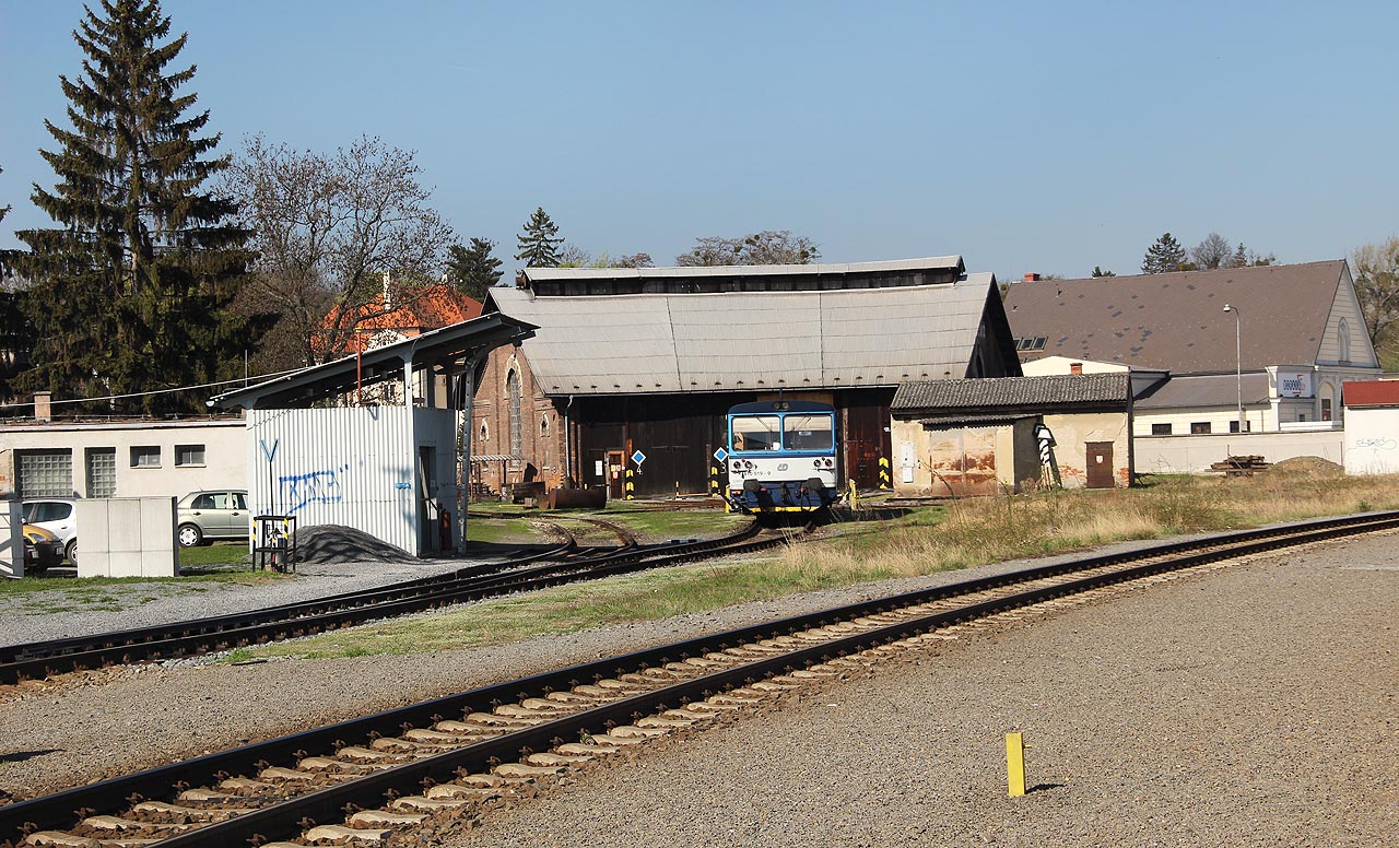 Lokomotivní remíza se čtveřicí vrat a malou točnou na obracení lokomotiv.
