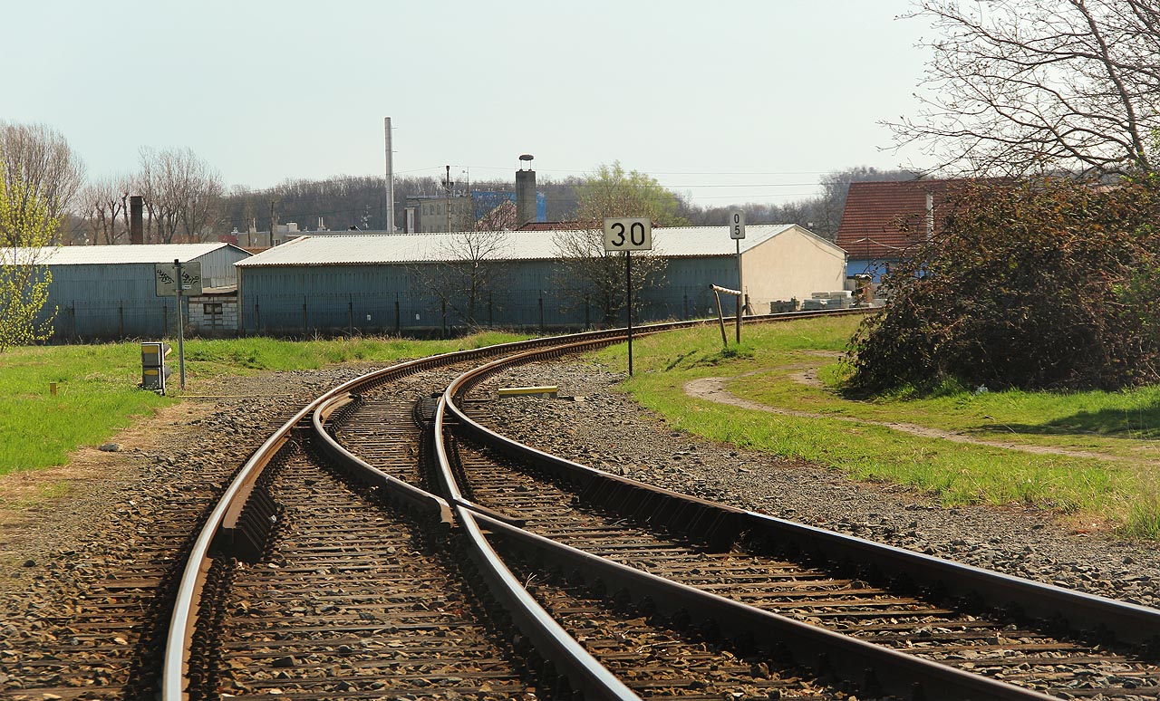 Výhybka č. 10, na které odbočuje z trati do Zborovic kolej č. 11a do skupiny manipulačních kolejí východně od staniční budovy (vpravo). Traťová rychlost na místní dráze umožňuje motorákům vyrazit z Kroměříže rapidní rychlostí 30 km/h.