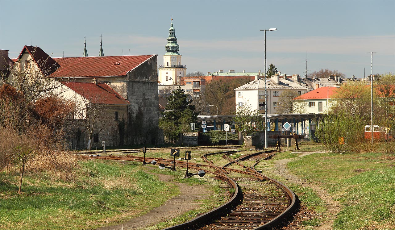 Pohled na skupinu manipulačních kolejí 17, 15, 13, 11 a věž arcibiskupského zámku v pozadí.