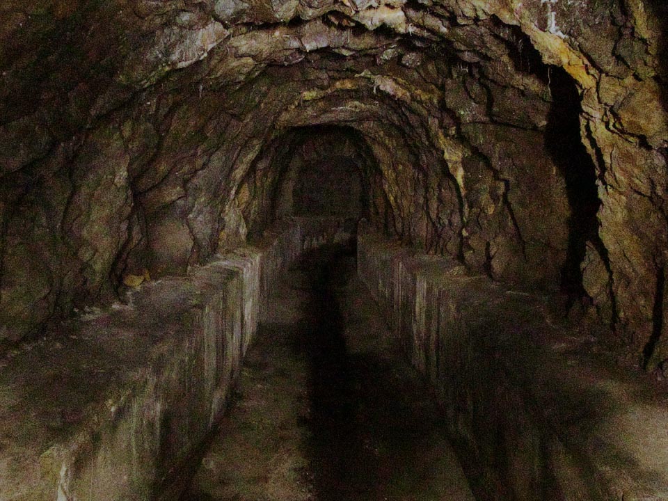 Prakticky po celé délce štoly beton lemuje koryto vodního toku a vytváří tak jakési lavice.