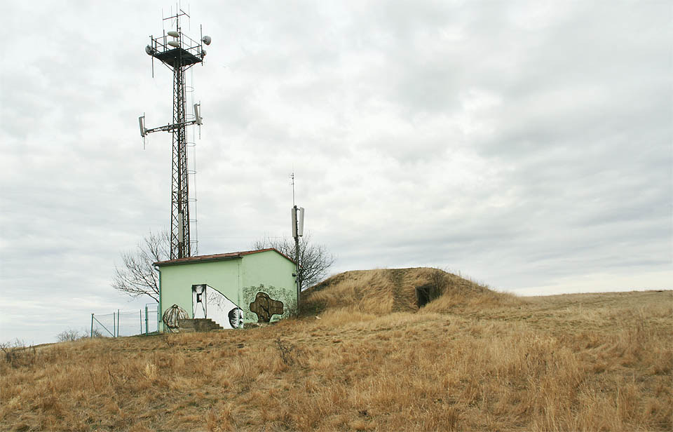Vysílač a k němu patřící kryt na Stolové hoře. Vysílač a k němu patřící kryt na Stolové hoře.