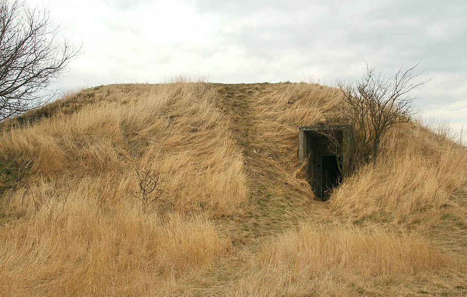 Typizovaný kryt ÚŽ-6 je zahrnutý vrstvou zeminy a splývá tak poměrně dobře s terénem. Typizovaný kryt ÚŽ-6 je zahrnutý vrstvou zeminy a splývá tak poměrně dobře s terénem.