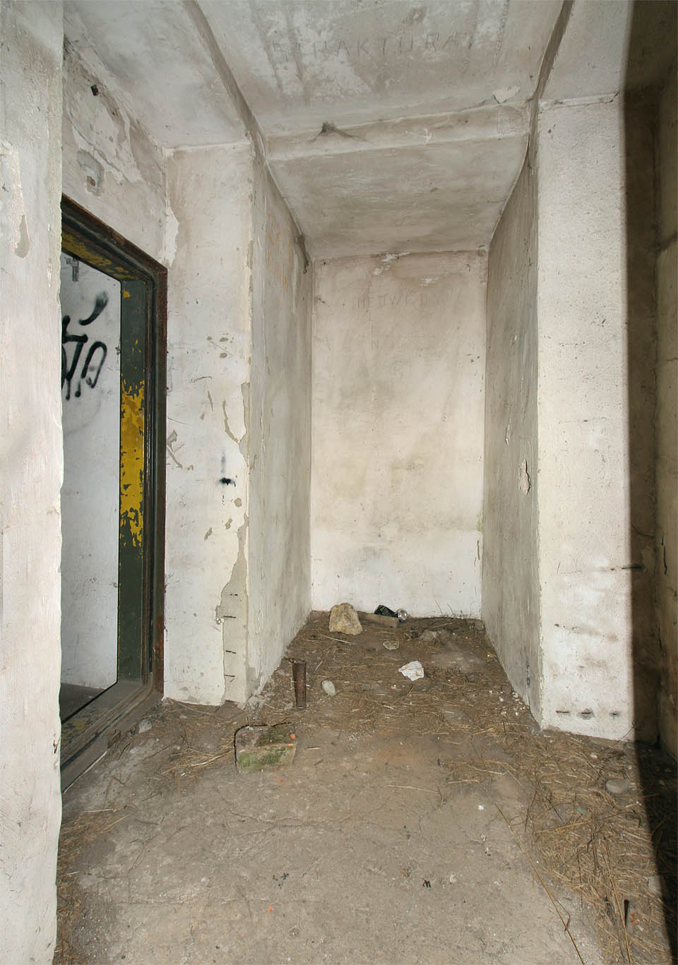 Miniaturní předsíňka umožňuje průchod jediným směrem. Přes dvojici dveří zvenčí do hlavní místnosti krytu. Miniaturní předsíňka umožňuje průchod jediným směrem. Přes dvojici dveří zvenčí do hlavní místnosti krytu.