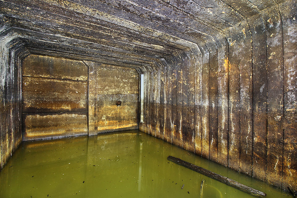 Hlavní prostora krytu má půdorysné rozměry asi 2 m × 3 m. Dost na ukrytí několika osob, ale málo na cokoliv dalšího.