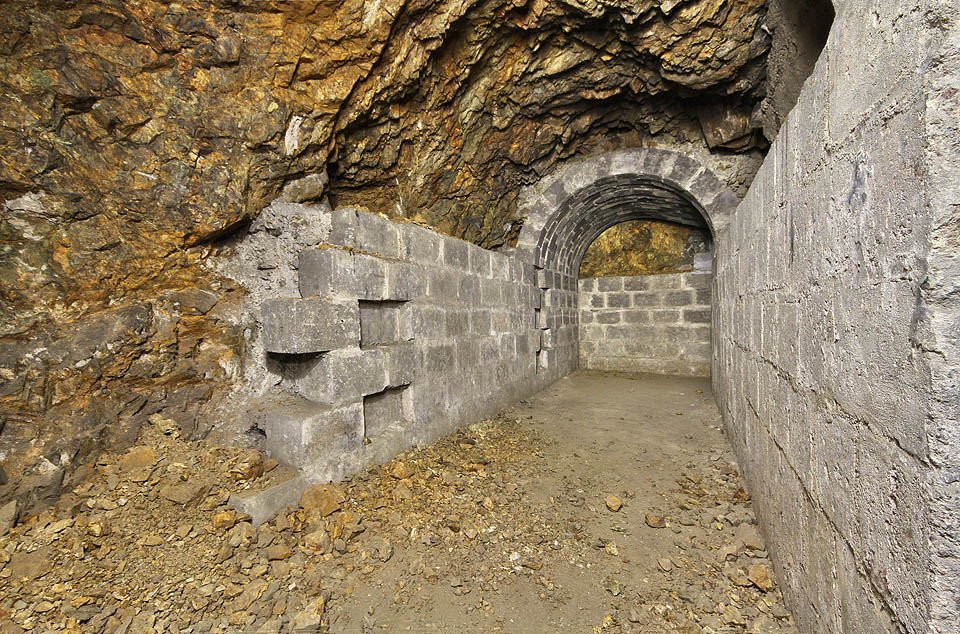 Nedokončená vyzdívka v protitlakovém zalomení severní přístupové chodby.