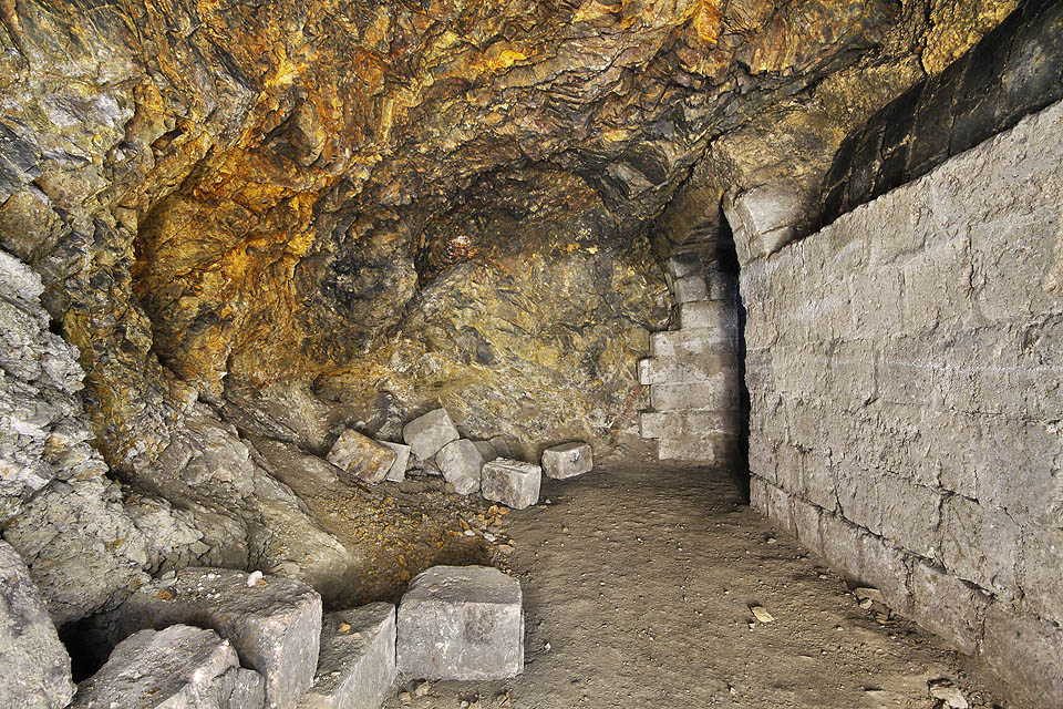 Rozházené betonové bloky, které měly zpevnit stěny krytu pro případ těžkého bombardování.