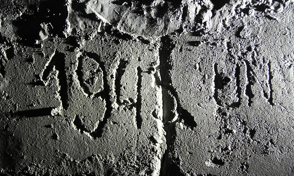 Ačkoliv se historické prameny shodují v tom, že vyzdívky krytu jsou až poválečné, některé nápisy mohou navozovat protikladný dojem.