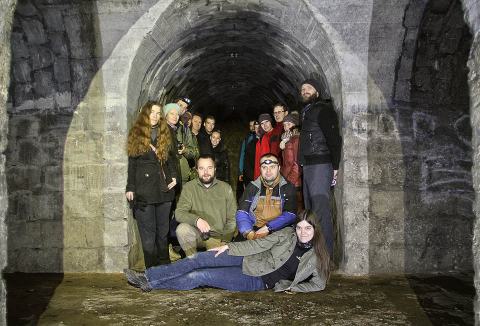 Loučí se průzkumníci Správného směru a Druhého Brna společně s přáteli, strážci podzemní říše a více či méně náhodnými kolemjdoucími.