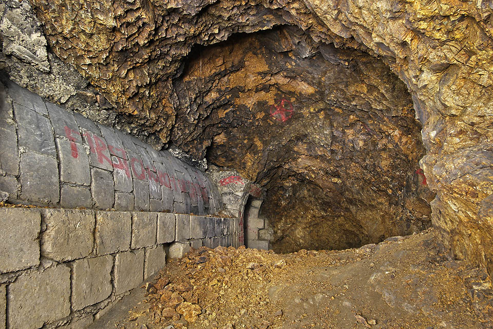 V jednom místě se nacházíá rozšíření, jehož zamýšleným účelem mohla být šatna a očista příchozích do krytu od bojových látek (typicky v krytech z 50. let 20. století). Tato část však nebyla dokončena.