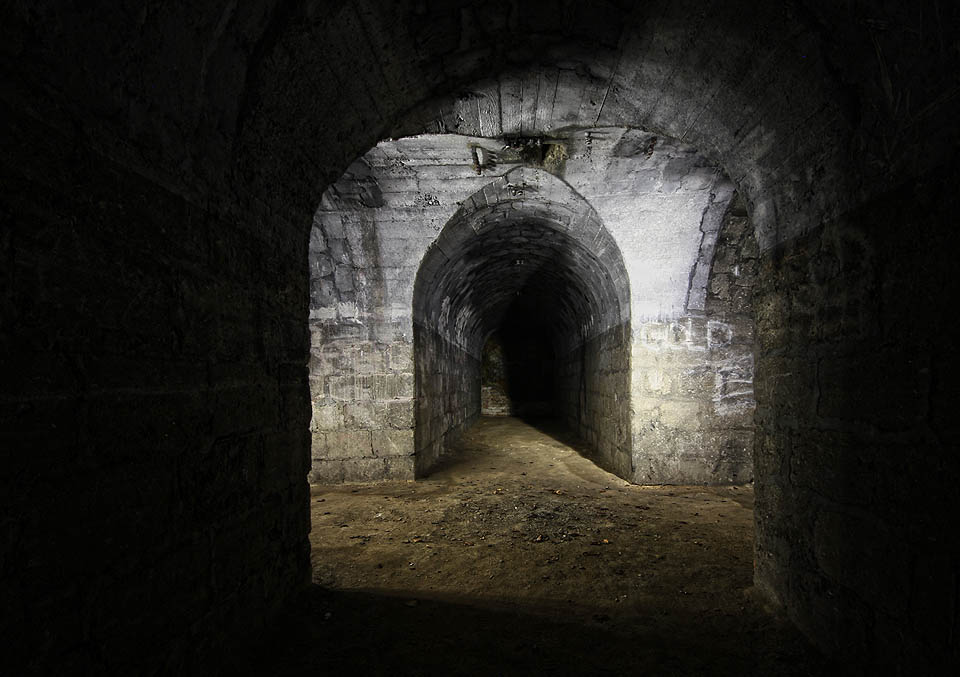 Na křižovatkách chodeb vyvolává lomené klenutí nad hlavami pocit určité chrámovosti.