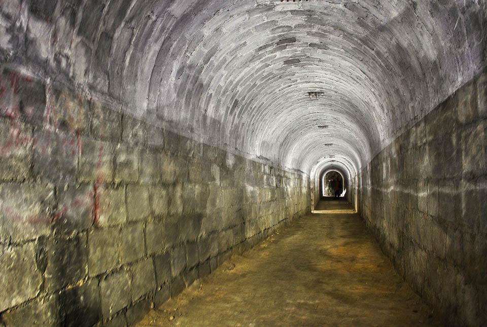 Centrální chodba krytu je kolmá na tři chodby vstupní a spojuje všechna zajímavá místa uvnitř. Na stropě jsou dobře patrné izolátory po elektrickém vedení.