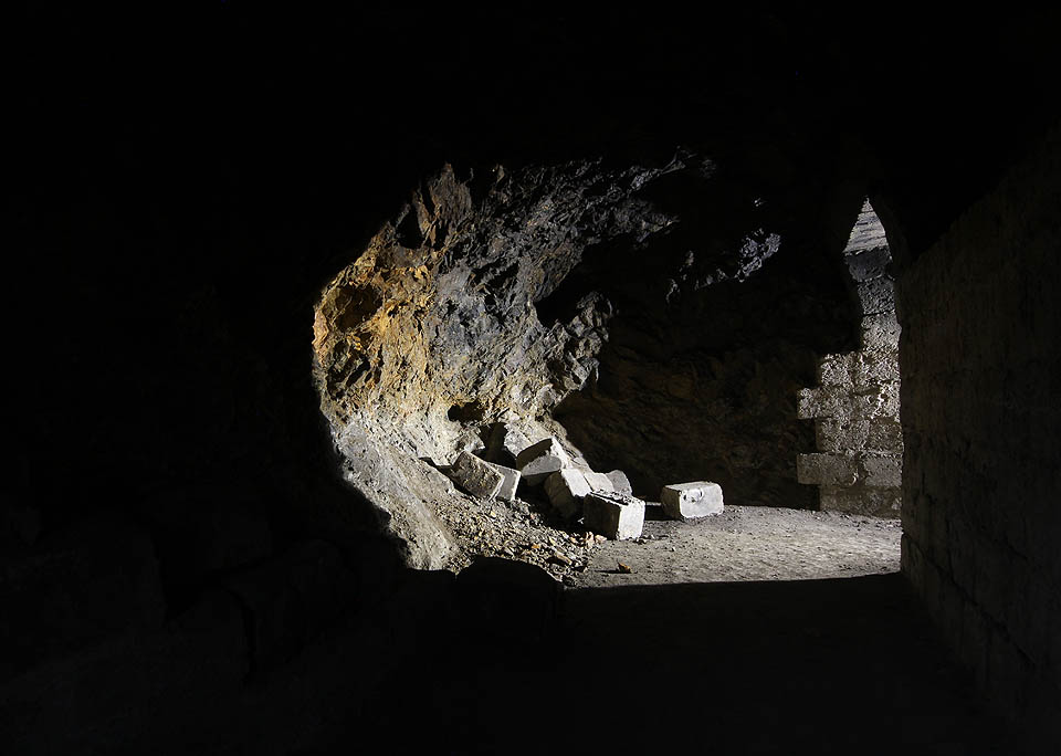 Dvě severnější vstupní chodby jsou zalomené opravdu prudce a v těchto místech nebyla nikdy dokončena vyzdívka betonovými bloky. Lze tak spatřit rostlou skálu, včetně navrtaných otvorů pro odstřel.