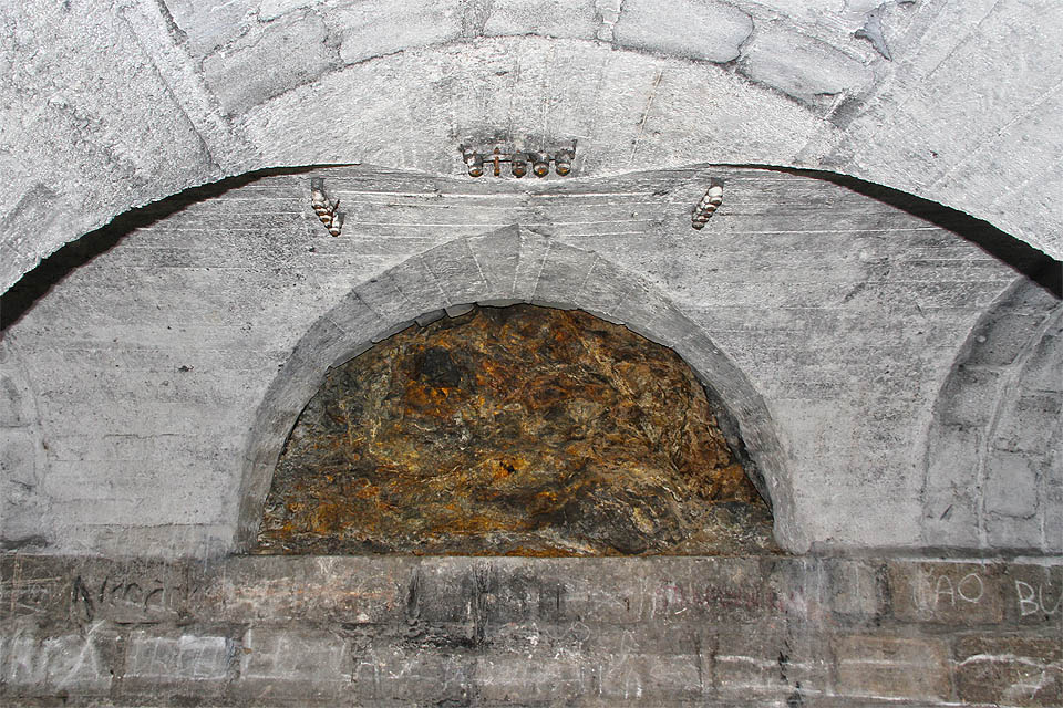 Pohled do skály u prostřední přístupové chodby připomíná lunetu v barokním kostele.