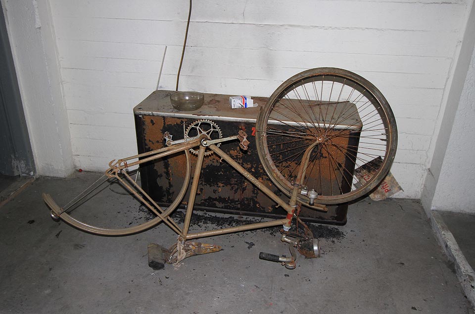 Bicykl nemá zadní kolo ani řetěz. Dynamo světlo jsou nicméně plně funkční a patrně sloužily dočasným obyvatelům jako jediný zdroj světla na ruční pohon v odpojeném krytu.