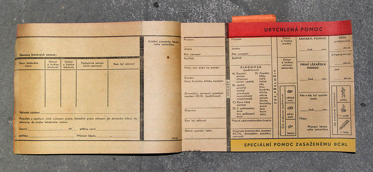 Trhací bloček lístků, které se měly přikládat na nosítka zraněných se stručnou anamnézou a popisem poskytnuté první pomoci.