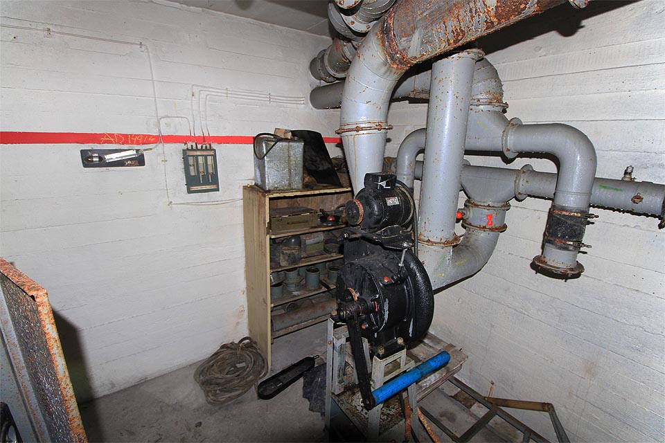 Vzduchotechnika s elektropohonem a opačně nasazenou klikou pro případný ruční pohon.