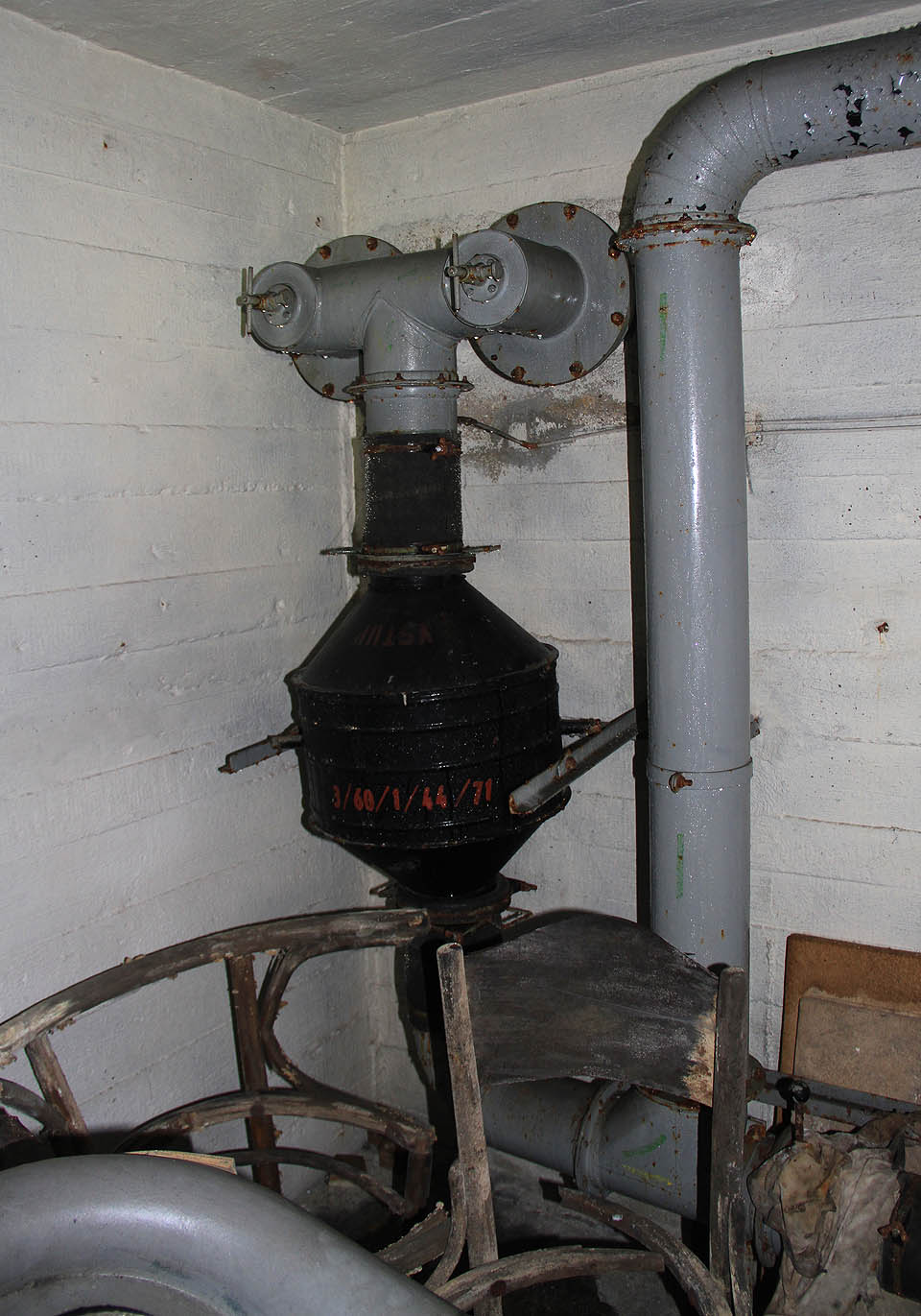 Filtry vzduchu plněné aktivním uhlím mají typicky černou barvu.