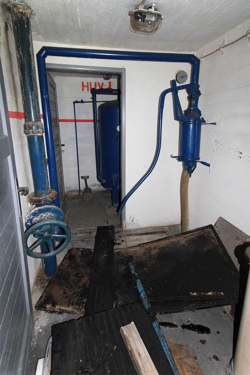 Také systém rozvodů vody s ruční pumpou není bez zajímavosti.