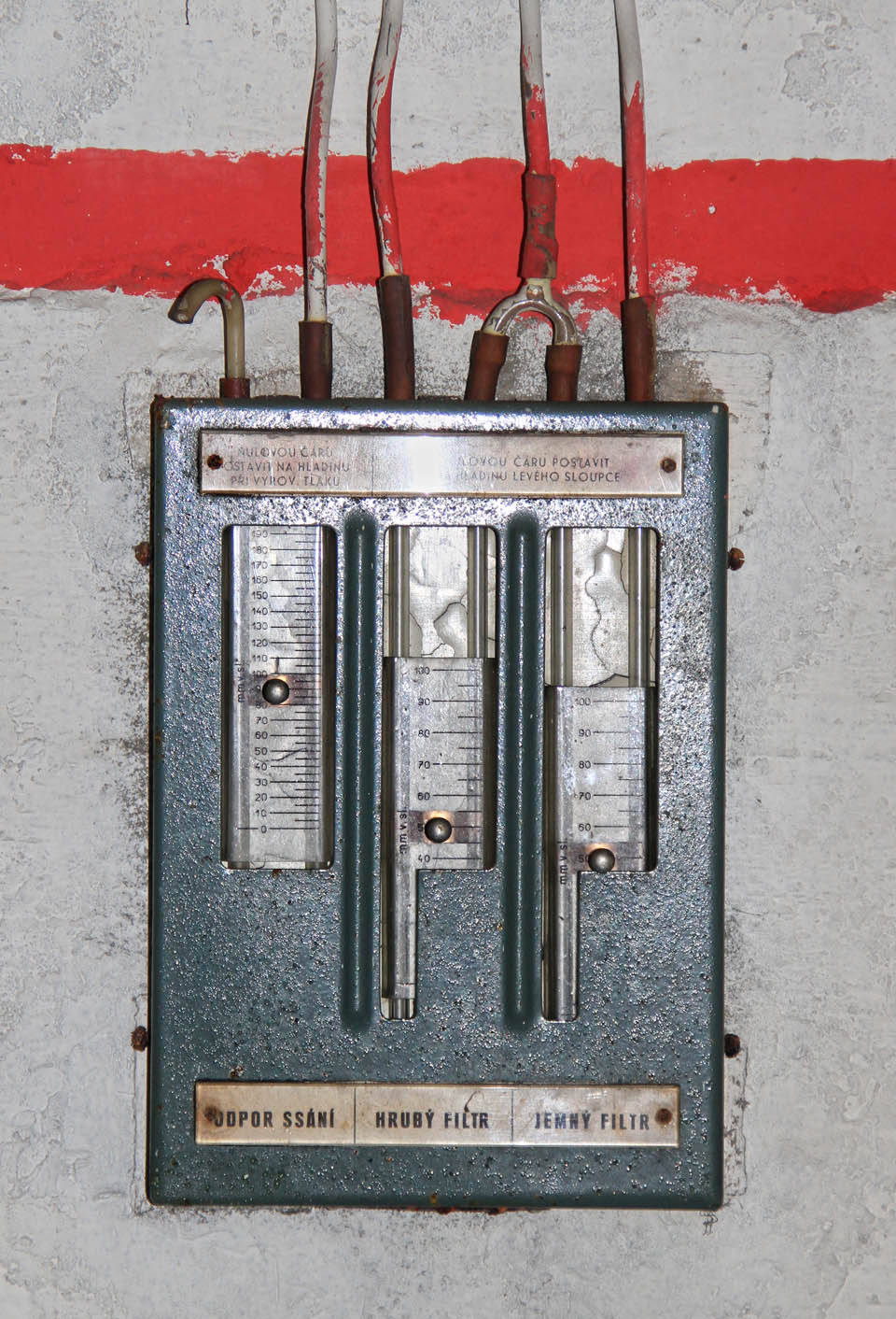 Diferenční gravitační tlakoměr.