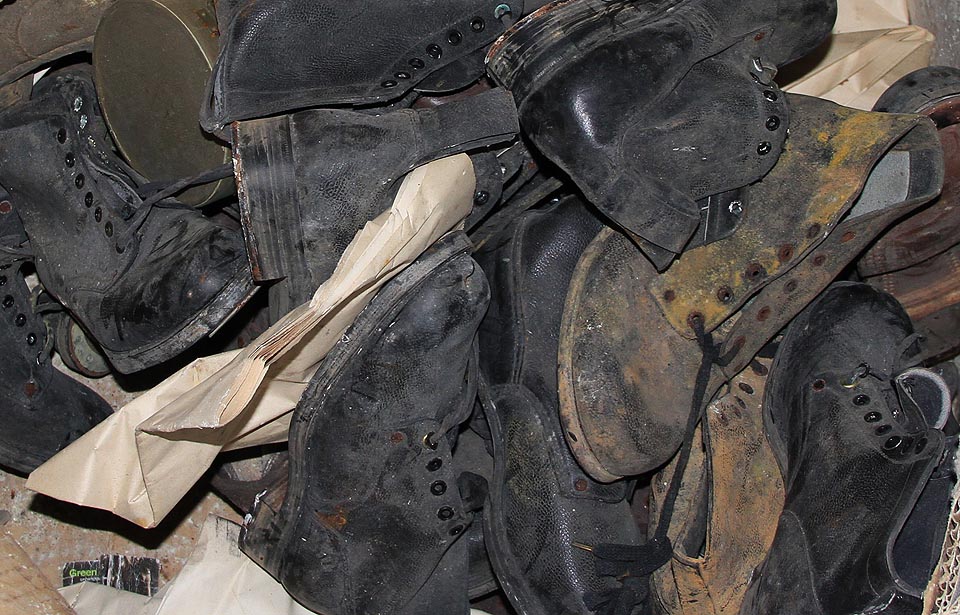 Kožených bot, takzvaných komisňáků, je tu několik desítek párů. Jaderným spadem kontaminovaná obuv i oděvy musely po nalezení útočiště rychle pryč.