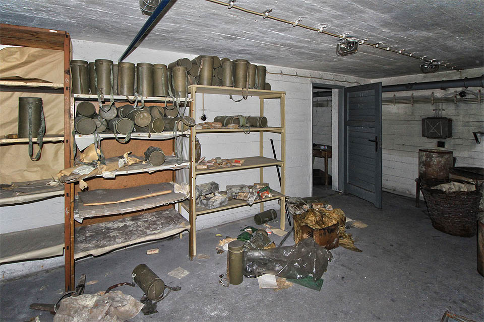 Také pod plynovými maskami se regály doslova prohýbají.