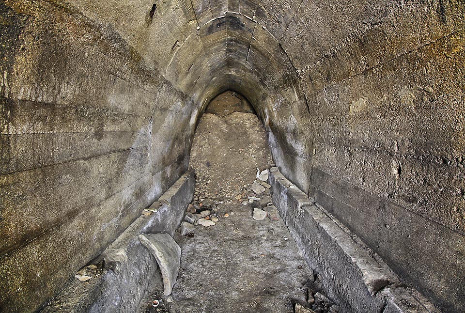 Mohutný zával v zadní části krytu pravděpodobně ukrývá zasypaný severní vchod. Za závalem se chodba dělí doprava a doleva.