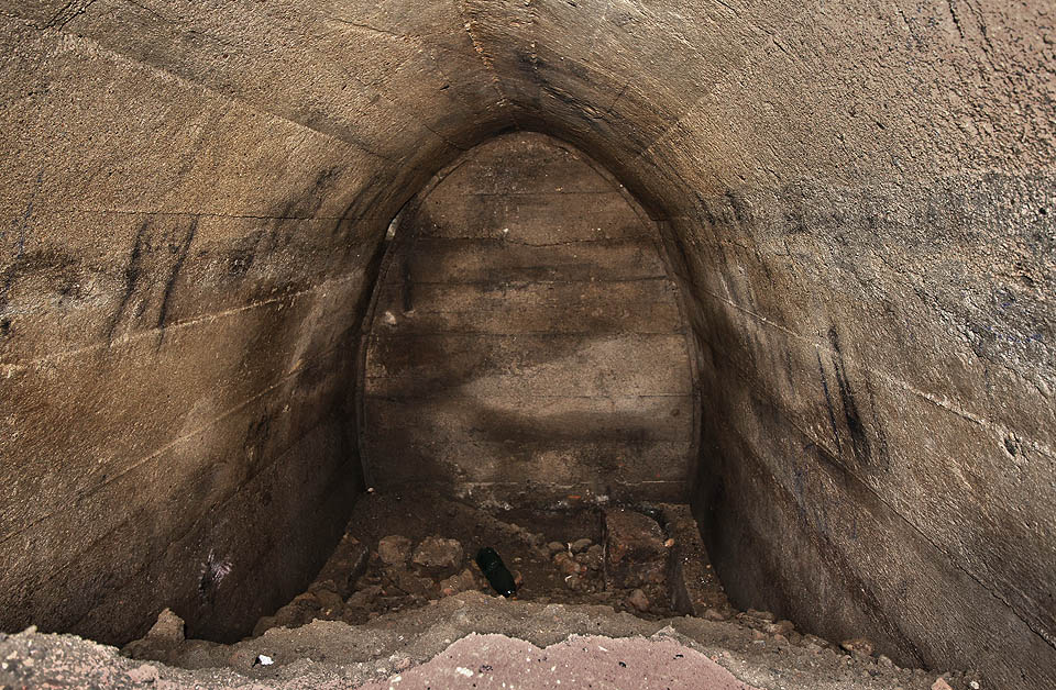 Na ty, kdo se proplazí závalem, čeká zklamání. Vlevo je chodba plná suti, vpravo končí velmi prostou stěnou.