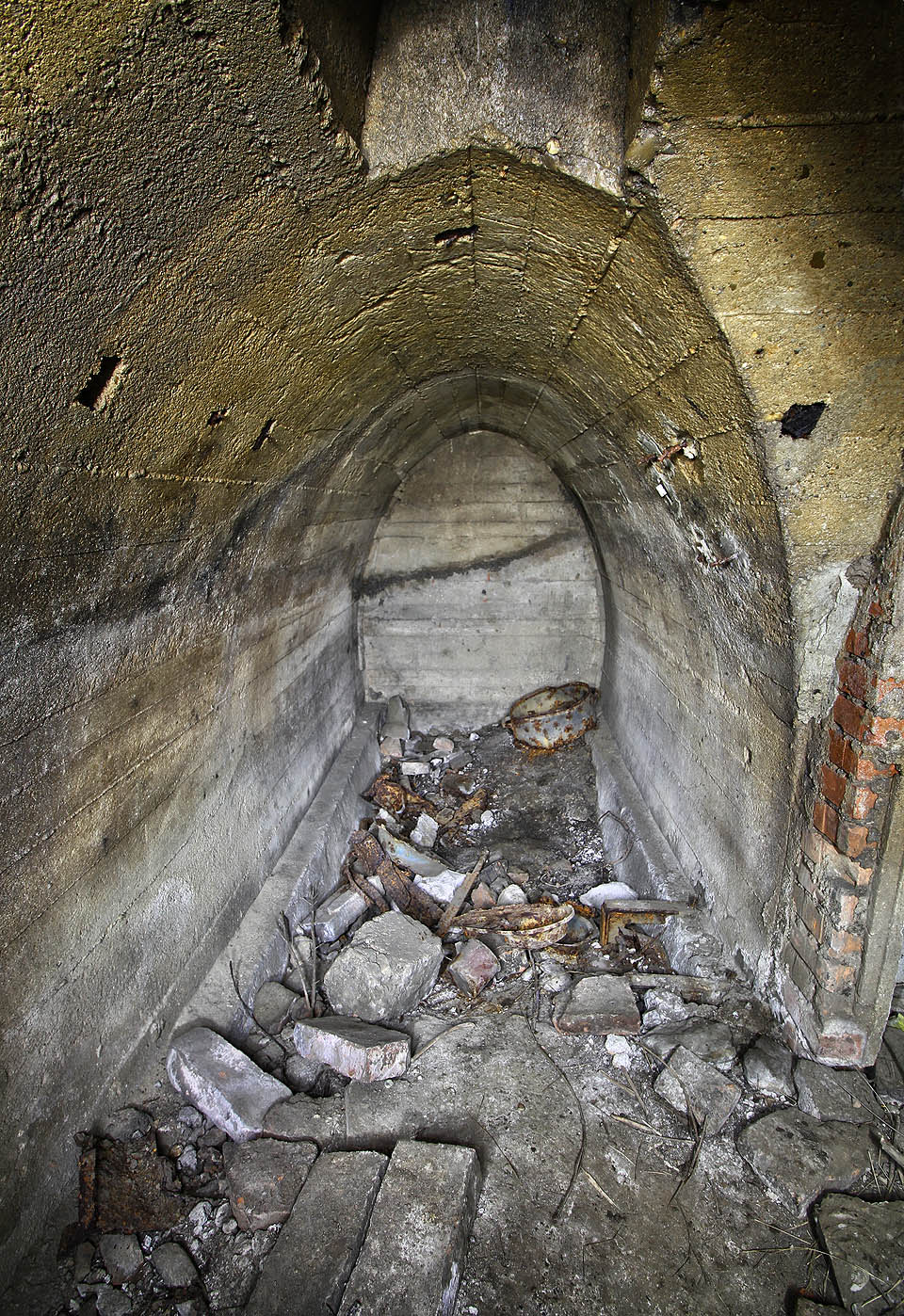 V chodbičce za vstupem někdo před léty shromáždil poslední zbytky kovového vybavení krytu - do sběru je již ale nikdy neodevzdal.