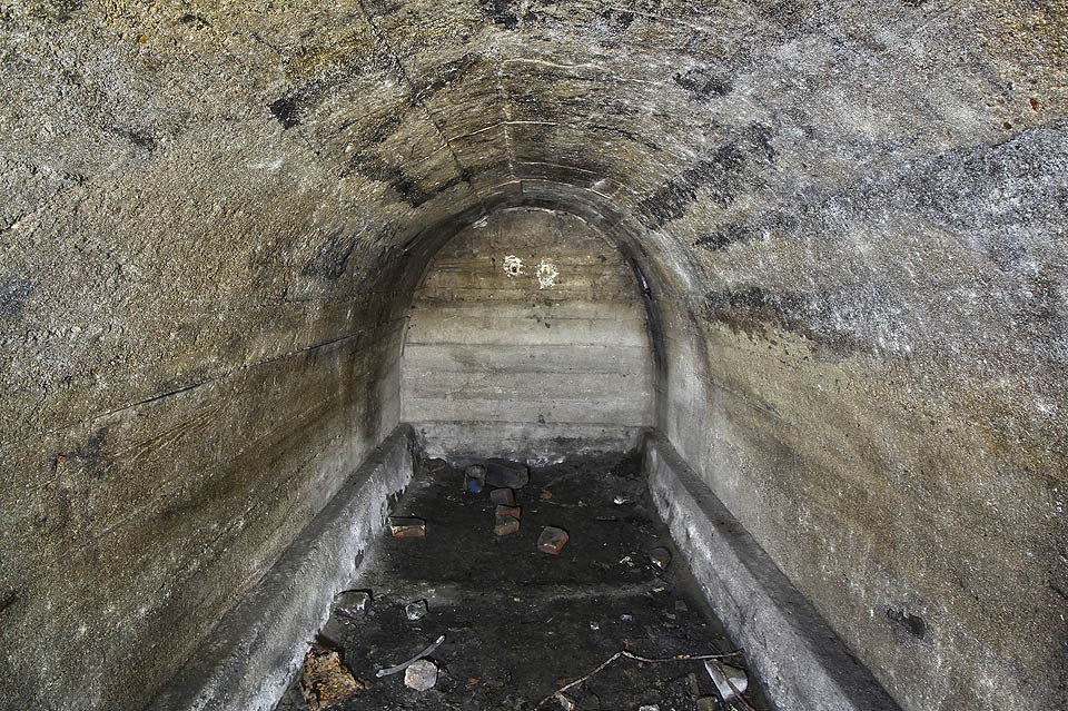 Nejširší chodba se nachází přibližně naproti jižnímu vstupu do krytu. Lze předpokládat, že šlo původně o sklad vybavení nebo strážnici. Chodba je asi o metr širší než zbytek krytu.