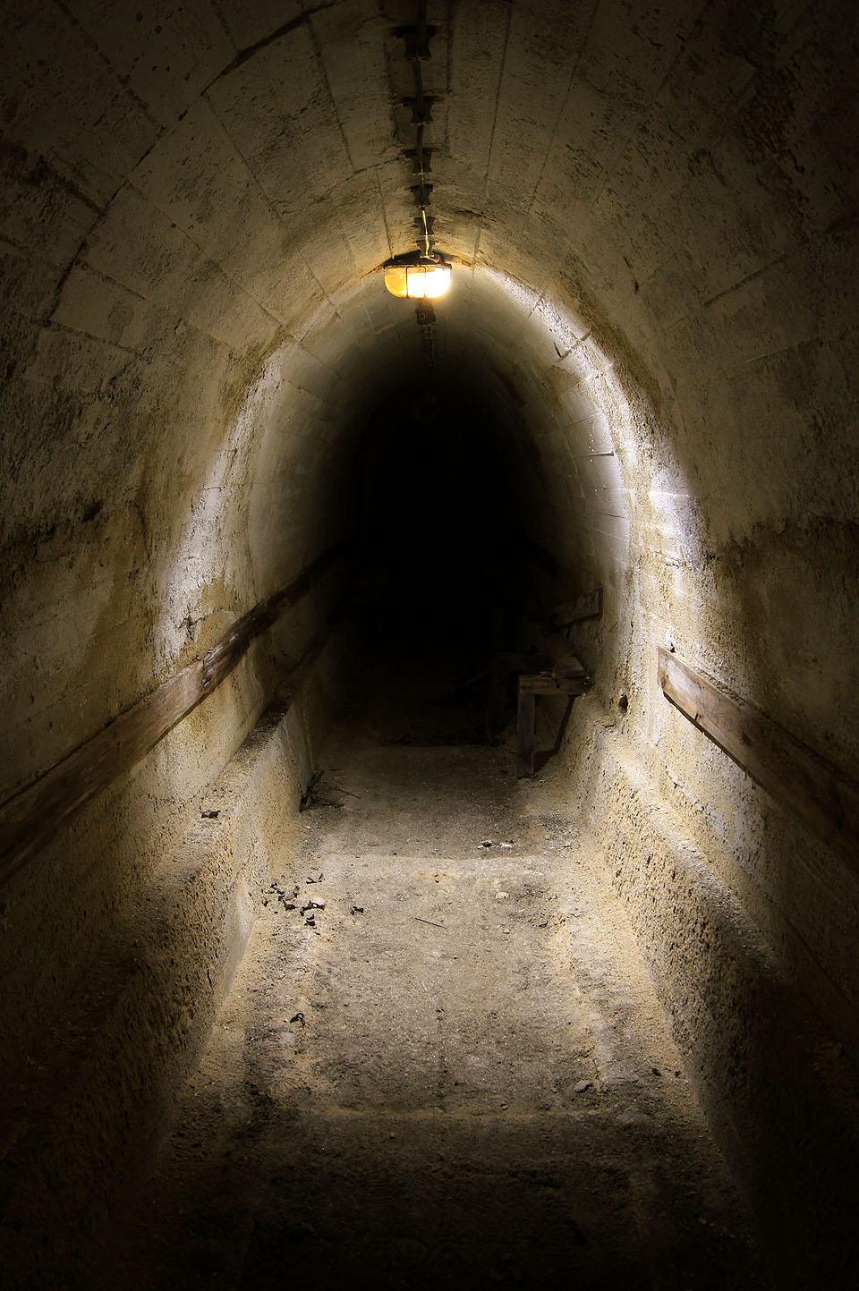 Když se rozsvítí původní lampy ze 40. let, může člověk v krytu pod zemí, po níž kráčely válečné boty, dostat i strach. Když se rozsvítí původní lampy ze 40. let, může člověk v krytu pod zemí, po níž kráčely válečné boty, dostat i strach.