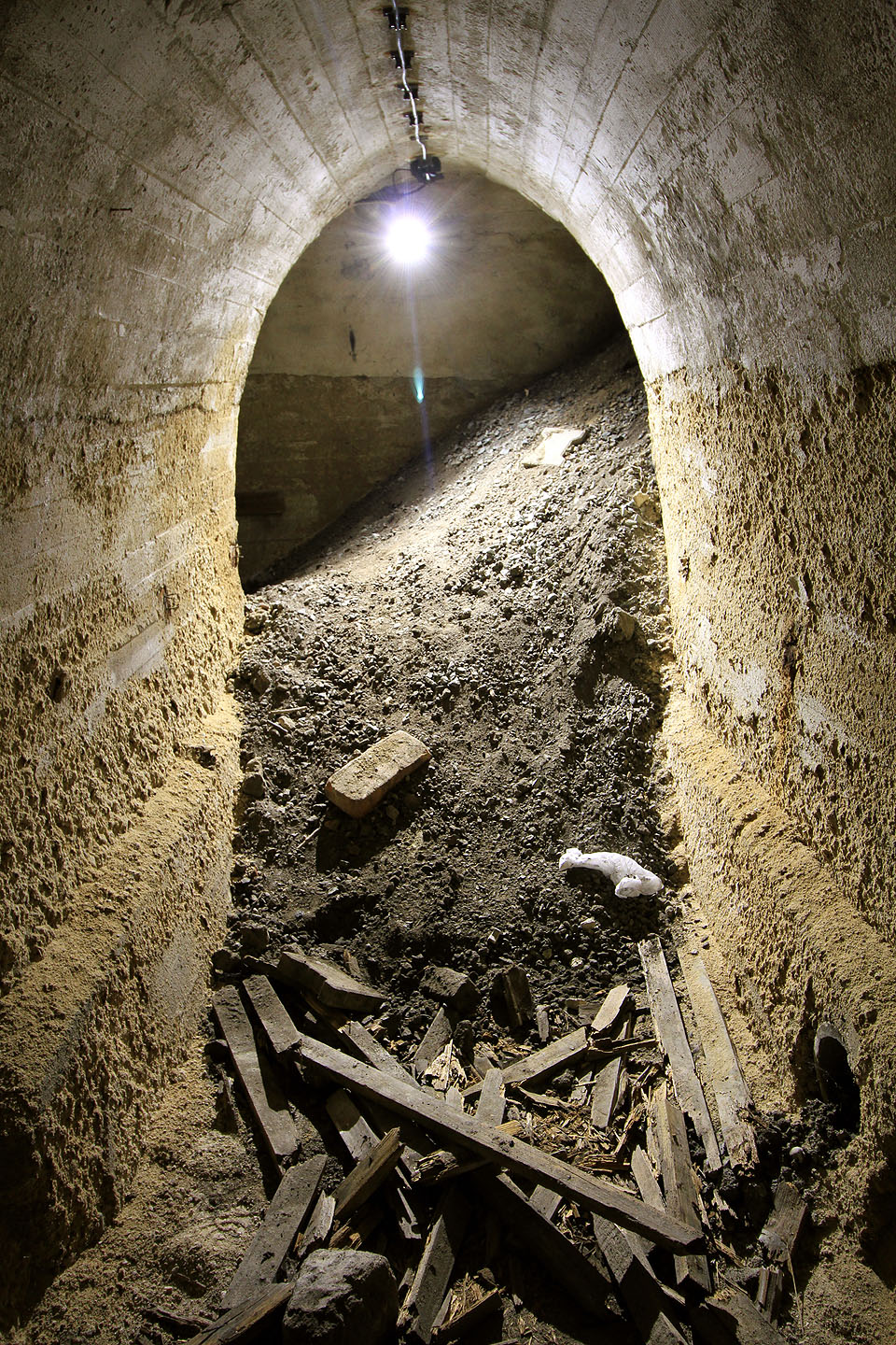 V minulosti se odehrál pokus o zasypání krytu stavební sutí. Kužel šlo nicméně bez větších obtíží obejít. V minulosti se odehrál pokus o zasypání krytu stavební sutí. Kužel šlo nicméně bez větších obtíží obejít.