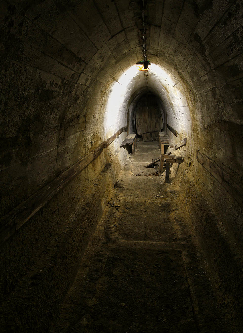 Nejdelší přímý úsek mezi pěticí zalomení krytu byl vybaven lavicemi a opěradly pro přečkání náletu vsedě. Část z nich se ve znečně ztrouchnivělém stavu dožila roku 2015. Nejdelší přímý úsek mezi pěticí zalomení krytu byl vybaven lavicemi a opěradly pro přečkání náletu vsedě. Část z nich se ve znečně ztrouchnivělém stavu dožila roku 2015.