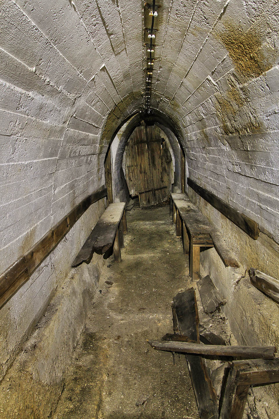 Na konci dlouhé chodby se nacházely dva záchody oddělené od společného prostoru laťkovými eliptickými dveřmi. Na konci dlouhé chodby se nacházely dva záchody oddělené od společného prostoru laťkovými eliptickými dveřmi.