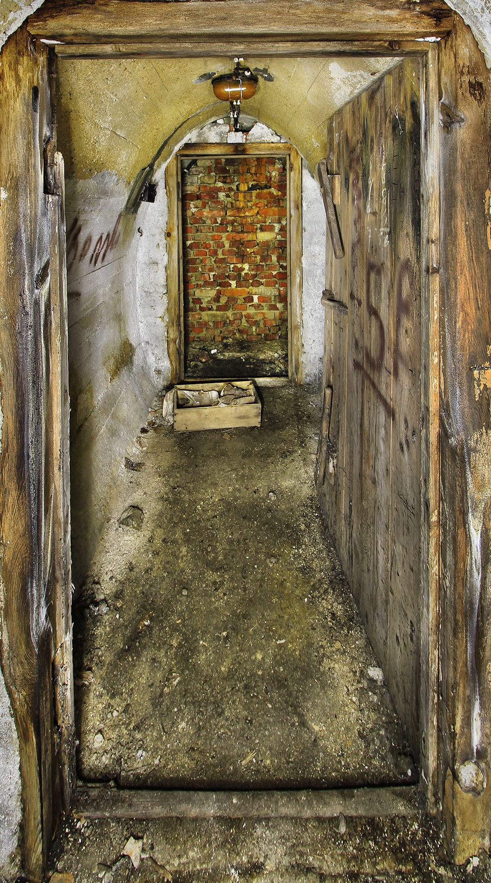 …doleva byla v roce 2015 cesta zazděná.