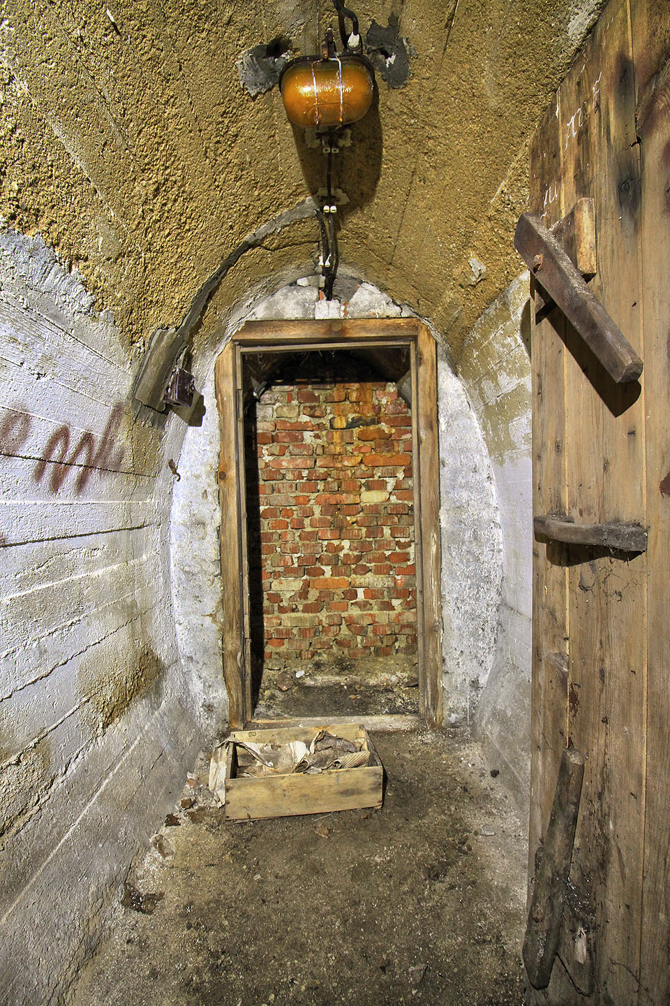 Nacházel se tu hlavní vypínač elektrických rozvodů v krytu a bedýnka s neidentifikovatelným obsahem. Nacházel se tu hlavní vypínač elektrických rozvodů v krytu a bedýnka s neidentifikovatelným obsahem.