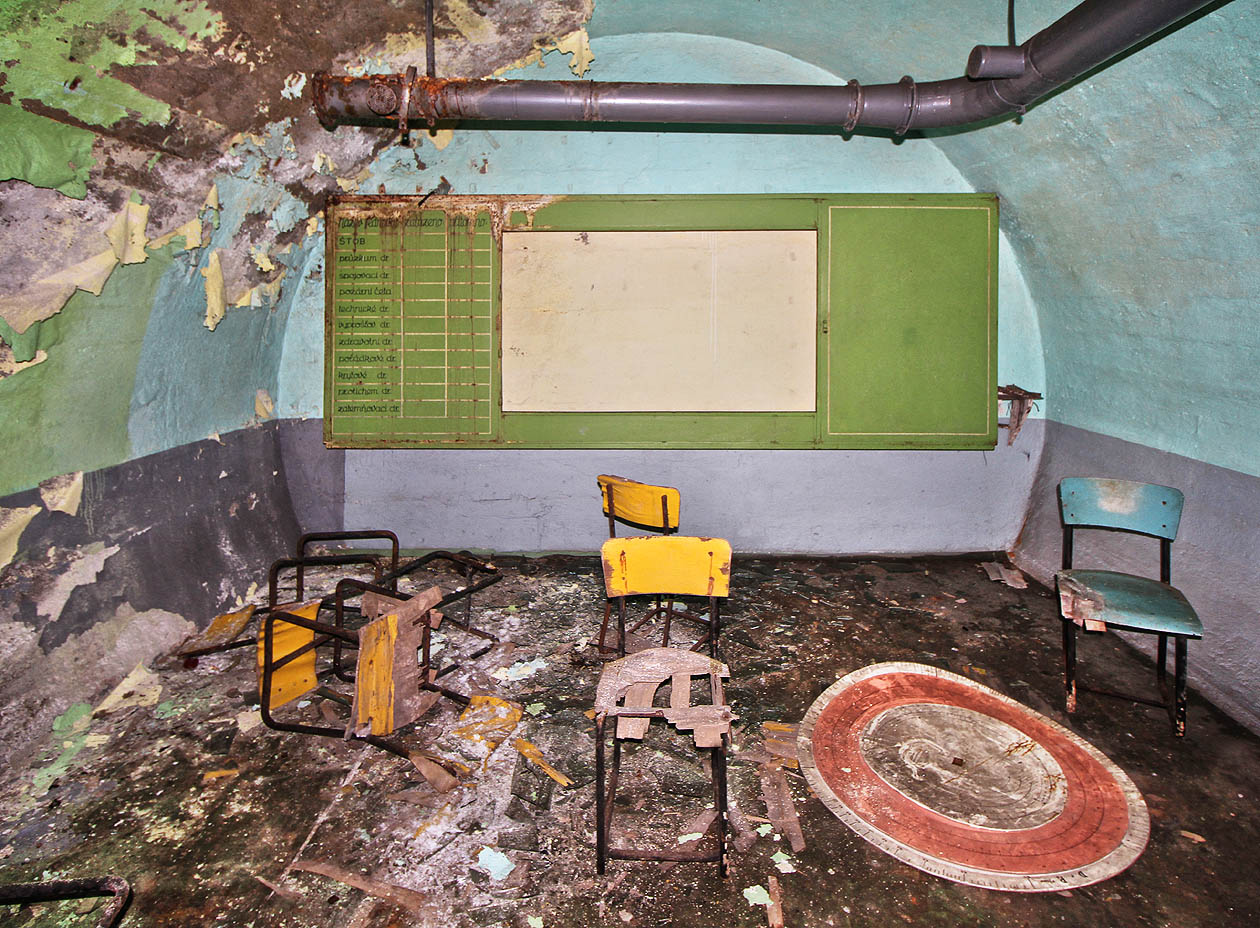 Velitelství krytu. Odsud by byla řízena evakuace, provoz krytu i pozdější výstup na povrch (po setrvání pod zemí v řádu hodin až jednotek dnů). Velitel měl k dispozici spojovací, průzkumné, technické, vyprošťovací, zdravotní, pořádkové, krytové, protichemické a zatemňovací družstvo a navíc požární četu.